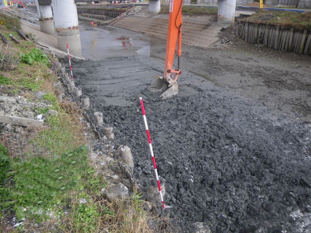 セメントを用いた河床の地盤改良