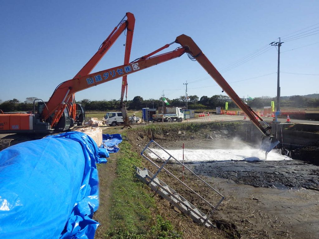 河床を石灰で地盤改良し強度を高める